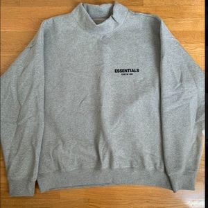 FEAR OF GOD— ESSENTIALS MOCKNECK 
DARK OATMEAL / L